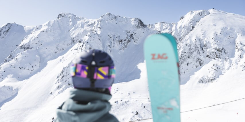 Skieur devant une montagne enneigée